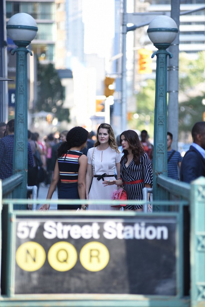 The Bold Type - Pilot - De la película - Meghann Fahy, Katie Stevens