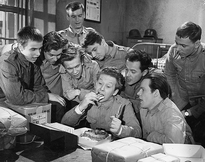 Les Petites Amies du soldat - Film - Rami Sarmasto, Risto Saanila, Paavo Nenonen, Jussi Hirki, Matti Kuusla, Lasse Pöysti, Sakari Halonen, Tommi Rinne, Jaakko Pakkasvirta