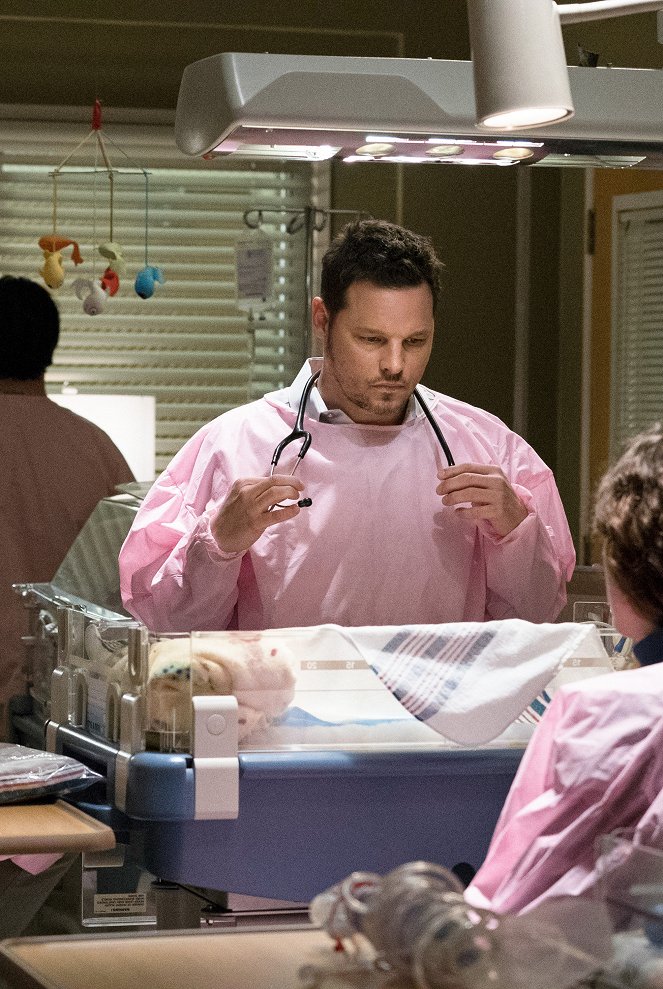 Grey's Anatomy - Season 13 - Ring of Fire - Photos - Justin Chambers