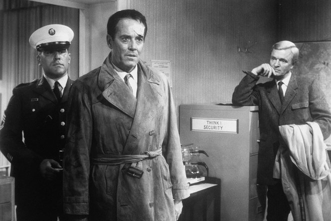 The Dirty Game - De la película - Mario Adorf, Henry Fonda, Peter van Eyck