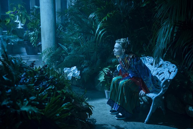 Alice in Wonderland: Through the Looking Glass - Photos - Mia Wasikowska