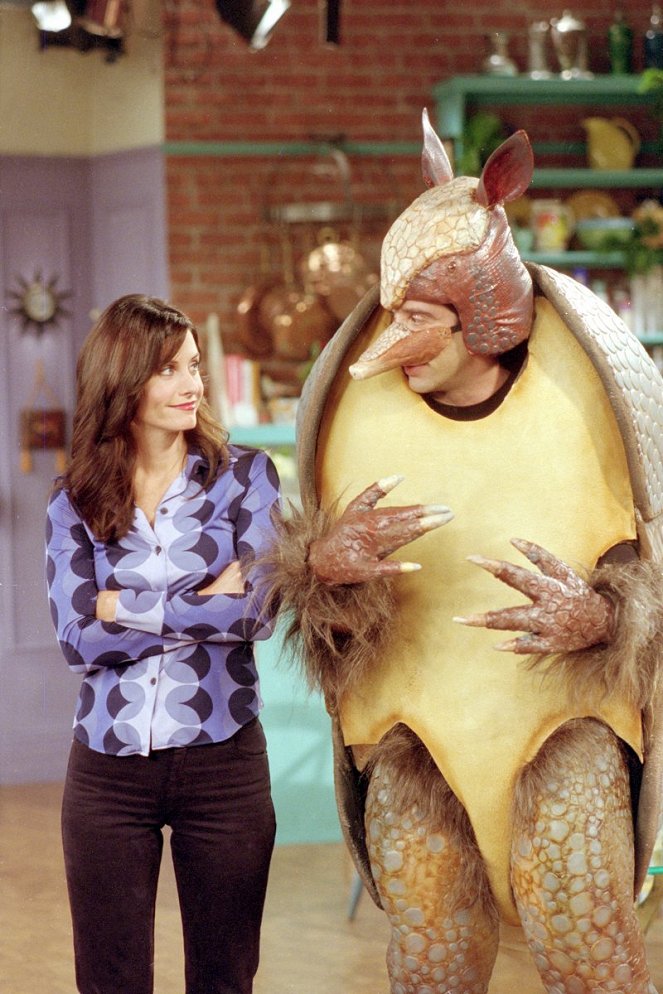 Friends - Season 7 - The One with the Holiday Armadillo - Photos - Courteney Cox, David Schwimmer