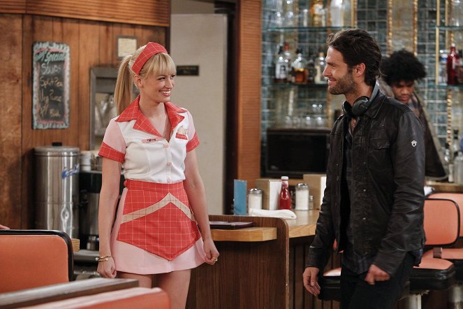 2 Broke Girls - And the Extra Work - Photos - Beth Behrs, Tom Parker