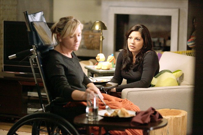 Grey's Anatomy - Love the One You're With - Photos - Jessica Capshaw, Sara Ramirez