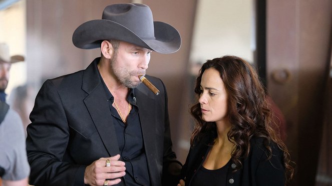 Queen of the South - God and the Lawyer - Photos - Rafael Amaya, Alice Braga