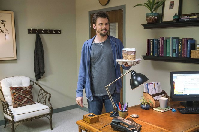 Casual - Season 3 - Ashes to Ashes - Photos - Tommy Dewey