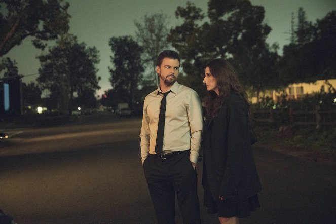 Casual - Things to Do in Burbank When You're Dead - Photos - Tommy Dewey, Michaela Watkins
