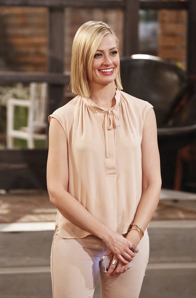 2 Broke Girls - Who let the Dog out? - Filmfotos - Beth Behrs