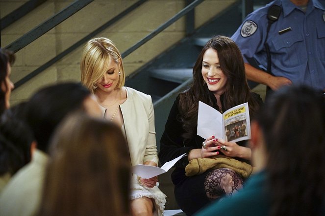 2 Broke Girls - And the Show and Don't Tell - Photos - Beth Behrs, Kat Dennings