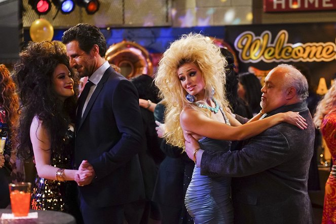 2 Broke Girls - And the Ten Inches - Photos - Kat Dennings, Ed Quinn, Beth Behrs, Anthony Marciona
