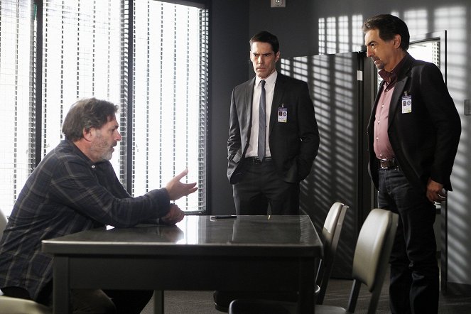 Criminal Minds - Season 8 - All That Remains - Photos - Ken Olin, Thomas Gibson, Joe Mantegna