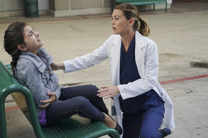 Grey's Anatomy - Season 11 - Only Mama Knows - Photos - Sara Rowe, Ellen Pompeo