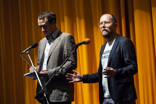 Duch roju - Z imprez - Journalist and film critic Guy Lodge attends screening at the Karlovy Vary International Film Festival on July 1, 2017