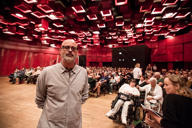 Najważniejsze to kochać - Z imprez - Denis Côté introduces the screening at the Karlovy Vary International Film Festival on July 2, 2017 - Denis Côté