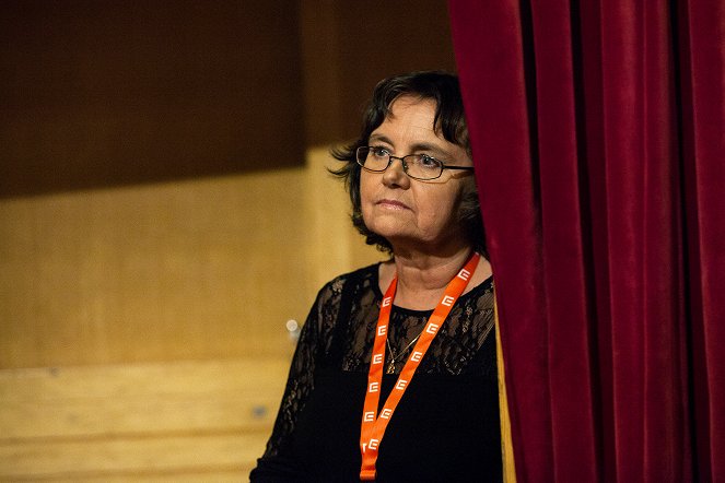 No matarás - Eventos - Journalist Barbara Hollender introduces the screening at the Karlovy Vary International Film Festival on July 2, 2017