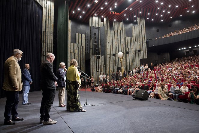 Sweet Sixteen - Veranstaltungen - Film Director Ken Loach and Screenwriter Paul Laverty receiving the Crystal Globe before the screening at the Karlovy Vary International Film Festival on July 3, 2017