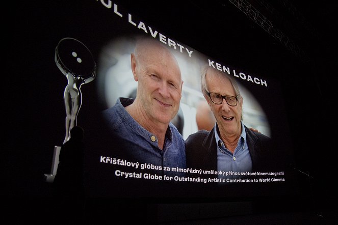 Słodka szesnastka - Z imprez - Film Director Ken Loach and Screenwriter Paul Laverty receiving the Crystal Globe before the screening at the Karlovy Vary International Film Festival on July 3, 2017