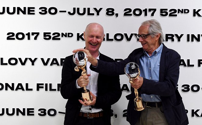 Édes kamaszkor - Rendezvények - Film Director Ken Loach and Screenwriter Paul Laverty receiving the Crystal Globe before the screening at the Karlovy Vary International Film Festival on July 3, 2017 - Paul Laverty, Ken Loach