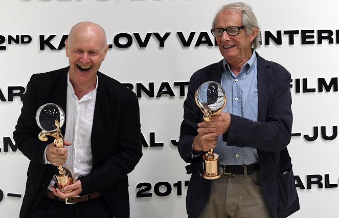 Felizes Dezesseis - De eventos - Film Director Ken Loach and Screenwriter Paul Laverty receiving the Crystal Globe before the screening at the Karlovy Vary International Film Festival on July 3, 2017 - Paul Laverty, Ken Loach