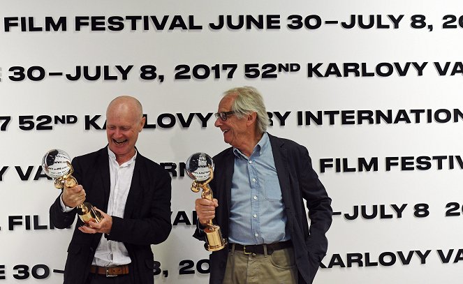 Słodka szesnastka - Z imprez - Film Director Ken Loach and Screenwriter Paul Laverty receiving the Crystal Globe before the screening at the Karlovy Vary International Film Festival on July 3, 2017 - Paul Laverty, Ken Loach