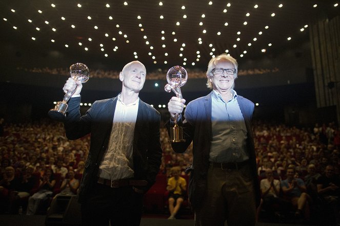 Felices dieciséis - Eventos - Film Director Ken Loach and Screenwriter Paul Laverty receiving the Crystal Globe before the screening at the Karlovy Vary International Film Festival on July 3, 2017 - Paul Laverty, Ken Loach