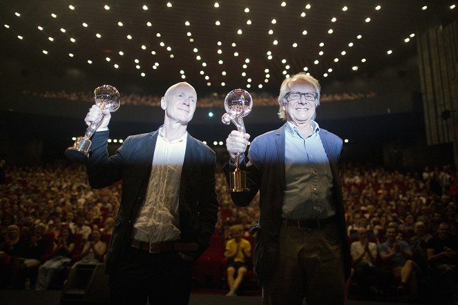 Édes kamaszkor - Rendezvények - Film Director Ken Loach and Screenwriter Paul Laverty receiving the Crystal Globe before the screening at the Karlovy Vary International Film Festival on July 3, 2017 - Paul Laverty, Ken Loach