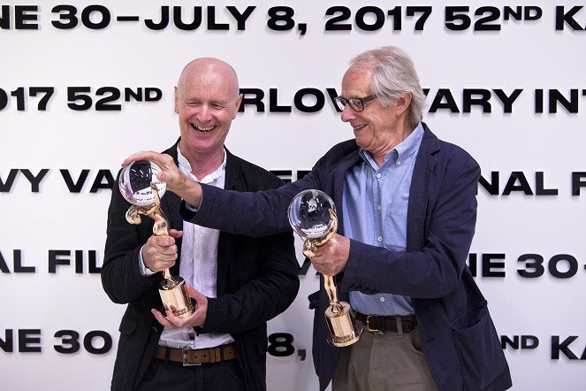 Huoleton nuoruus - Tapahtumista - Film Director Ken Loach and Screenwriter Paul Laverty receiving the Crystal Globe before the screening at the Karlovy Vary International Film Festival on July 3, 2017 - Paul Laverty, Ken Loach