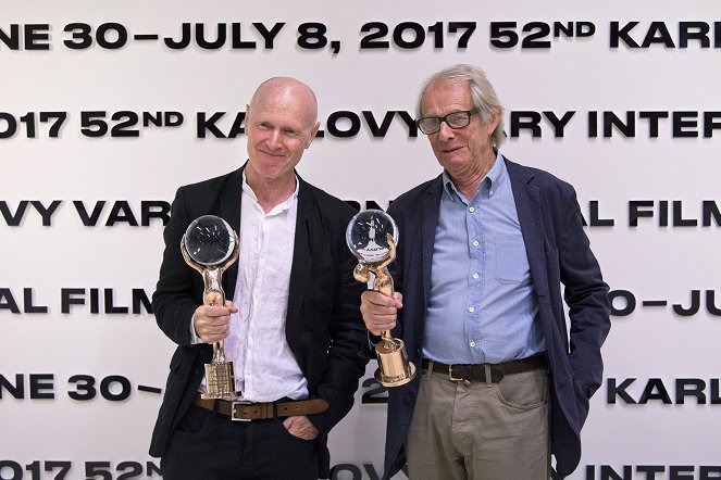 Sweet Sixteen - Événements - Film Director Ken Loach and Screenwriter Paul Laverty receiving the Crystal Globe before the screening at the Karlovy Vary International Film Festival on July 3, 2017 - Paul Laverty, Ken Loach