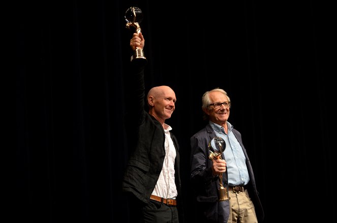 Édes kamaszkor - Rendezvények - Film Director Ken Loach and Screenwriter Paul Laverty receiving the Crystal Globe before the screening at the Karlovy Vary International Film Festival on July 3, 2017 - Paul Laverty, Ken Loach