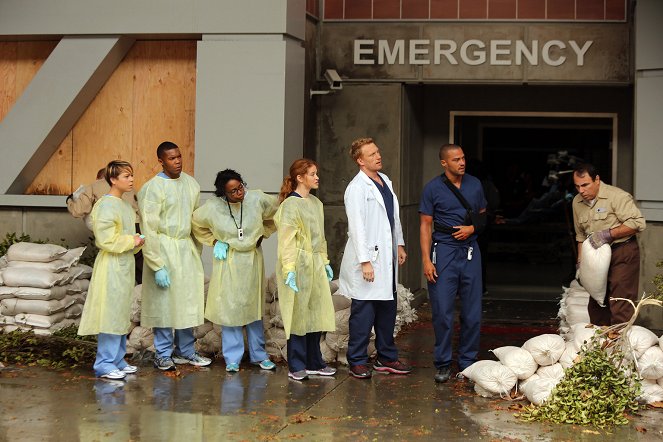Grey's Anatomy - Season 10 - Seal Our Fate - Photos - Tina Majorino, Gaius Charles, Jerrika Hinton, Sarah Drew, Kevin McKidd, Jesse Williams
