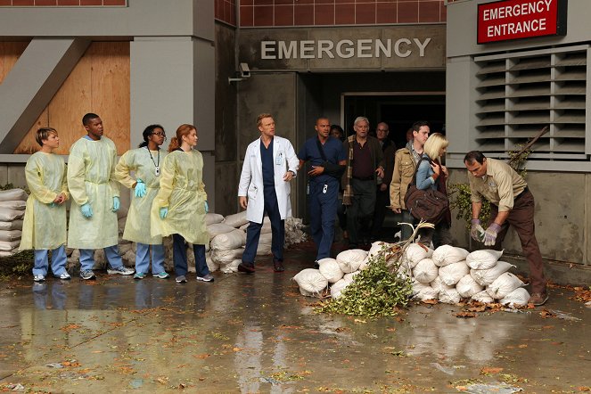 Grey's Anatomy - Season 10 - Après l'orage (1ère partie) - Film - Tina Majorino, Gaius Charles, Jerrika Hinton, Sarah Drew, Kevin McKidd, Jesse Williams