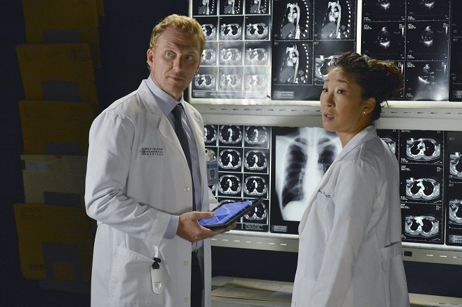 Grey's Anatomy - Season 10 - Everybody's Crying Mercy - Photos - Kevin McKidd, Sandra Oh