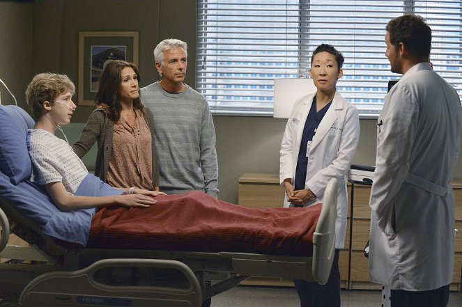 Grey's Anatomy - Season 10 - Everybody's Crying Mercy - Photos - Joey Luthman, Sandra Oh