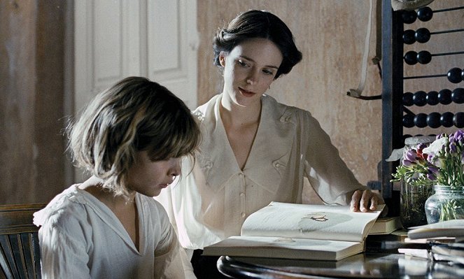The Childhood of a Leader - Filmfotos - Tom Sweet, Stacy Martin
