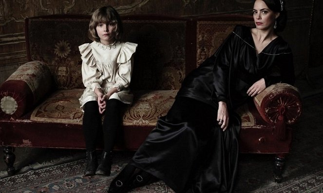 The Childhood of a Leader - Photos - Tom Sweet, Bérénice Bejo