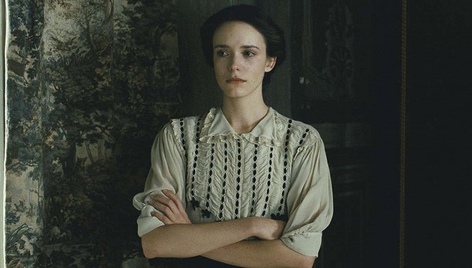 The Childhood of a Leader - Van film - Stacy Martin