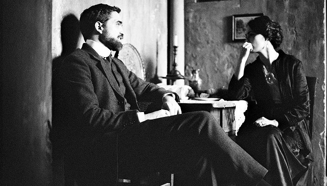 The Childhood of a Leader - Kuvat elokuvasta - Robert Pattinson, Bérénice Bejo