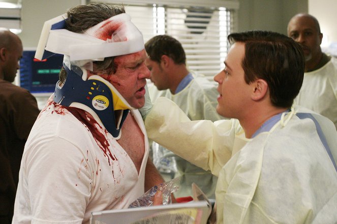 Grey's Anatomy - Season 2 - Damage Case - Photos - T.R. Knight