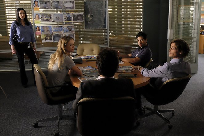 Criminal Minds - Season 12 - Taboo - Photos - Paget Brewster, A.J. Cook, Adam Rodriguez, Matthew Gray Gubler