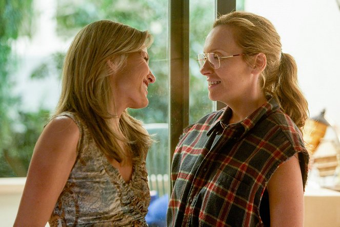 United States of Tara - Season 2 - The Truth Hurts - Photos - Joey Lauren Adams, Toni Collette