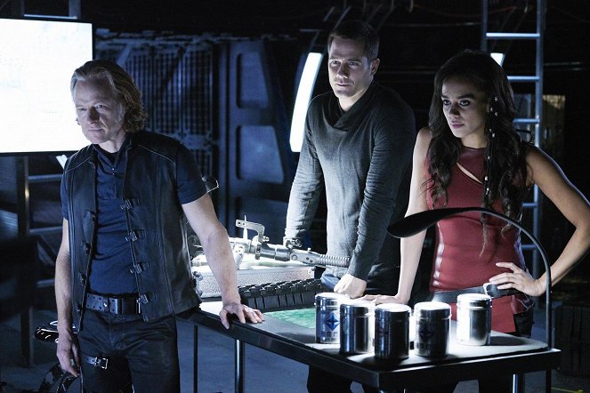 Killjoys - A Skinner, Darkly - Filmfotók - Luke Macfarlane, Hannah John-Kamen