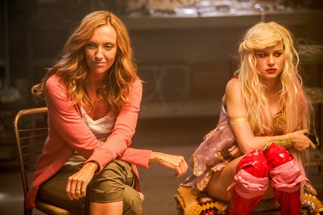 Taras Welten - Season 2 - Geschlossene Gesellschaft - Filmfotos - Toni Collette, Brie Larson