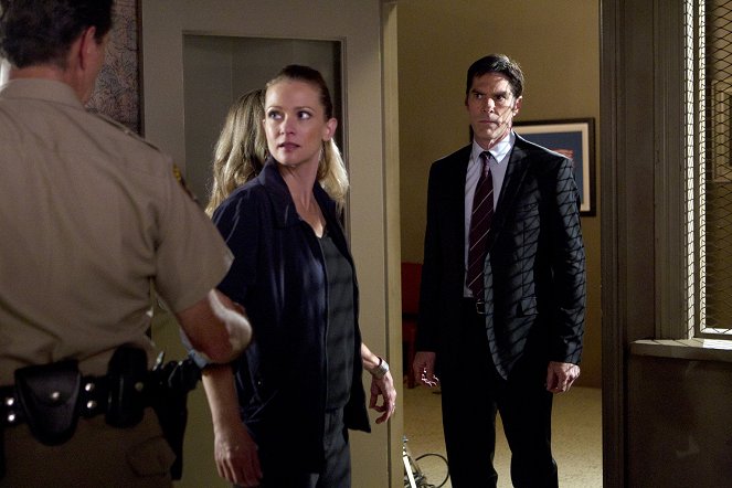 Criminal Minds - Season 9 - Angels - Photos - A.J. Cook, Thomas Gibson