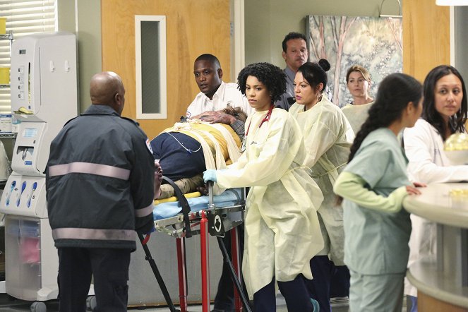 Grey's Anatomy - Could We Start Again, Please? - Photos - Kelly McCreary, Sara Ramirez