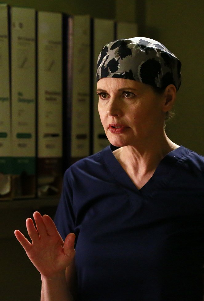 Grey's Anatomy - Season 11 - Risk - Photos - Geena Davis