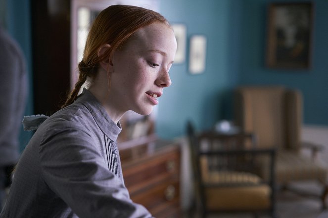Anne with an E - Tightly Knotted to a Similar String - Photos - Amybeth McNulty