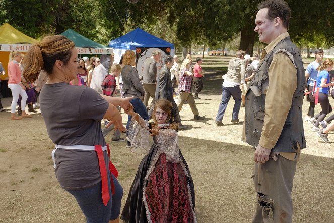 American Housewife - Season 1 - Westport Zombies - Photos - Katy Mixon, Julia Butters, Diedrich Bader