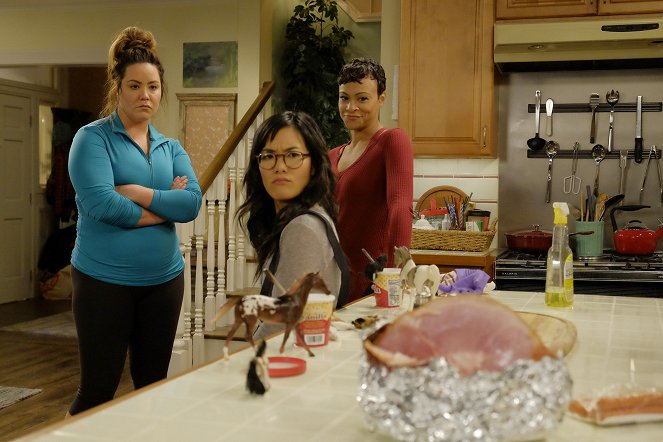 American Housewife - The Snub - Kuvat elokuvasta - Katy Mixon, Ali Wong, Carly Hughes