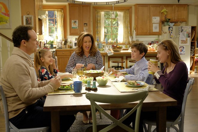 American Housewife - Season 1 - The Snub - Photos - Diedrich Bader, Julia Butters, Katy Mixon, Daniel DiMaggio, Meg Donnelly
