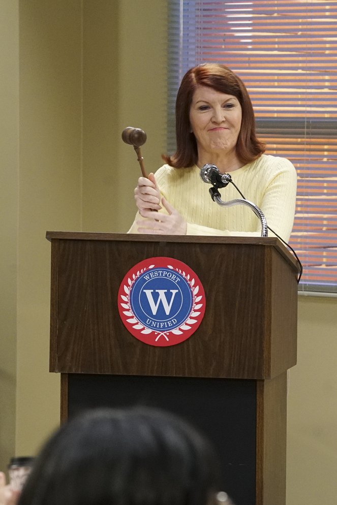 American Housewife - Power Couple - Photos - Kate Flannery